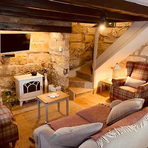 Cosy 400yr Old Cottage, Flowergate, Whitby, Sleeps 6 Holiday home Whitby